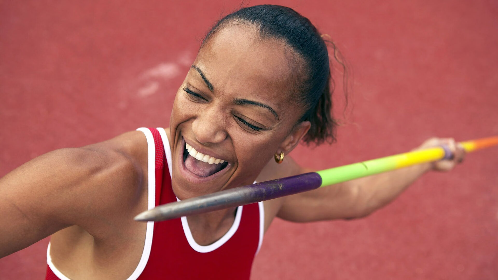 国家攀岩队训练注重动作连贯与节奏掌控，攀岩专项训练